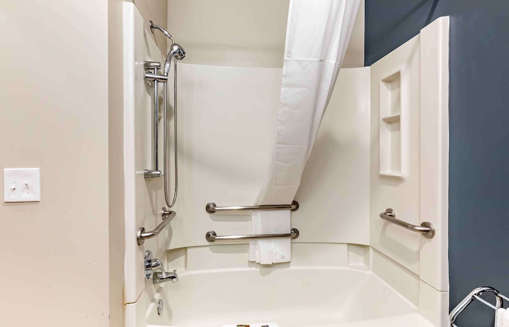 Comfort Suites Buffalo Airport 23/25
