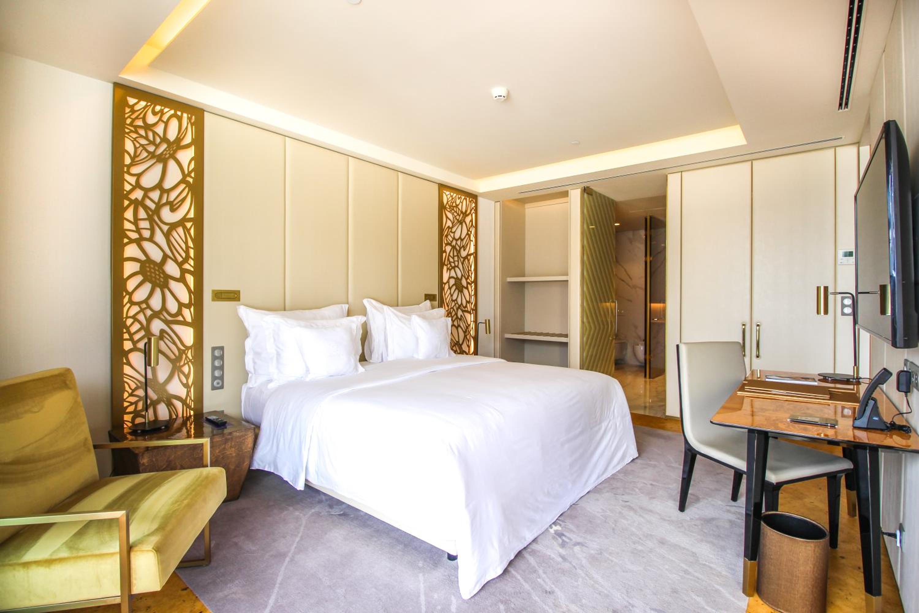 Bay Suite, King Bed, Sofa
