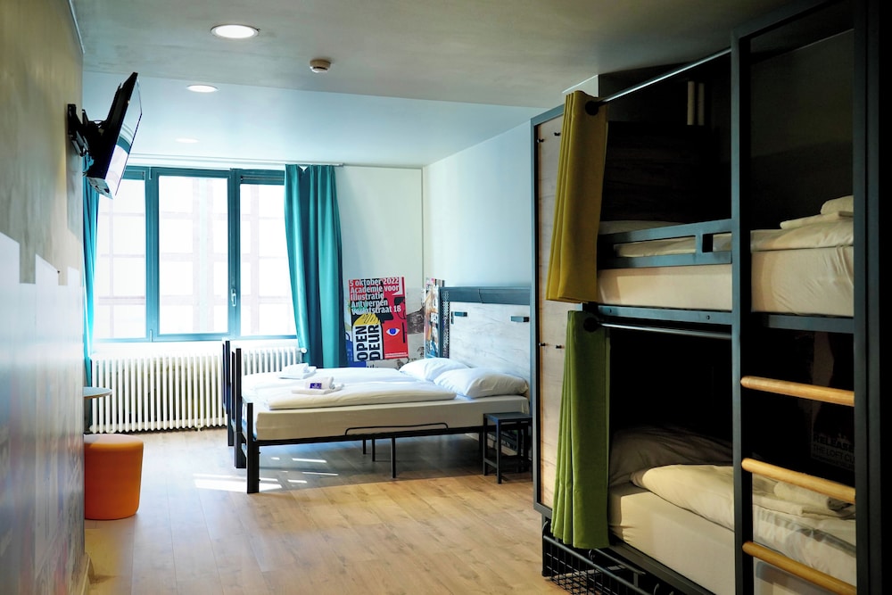 FAMILY, TWIN BEDS, BUNK BED
