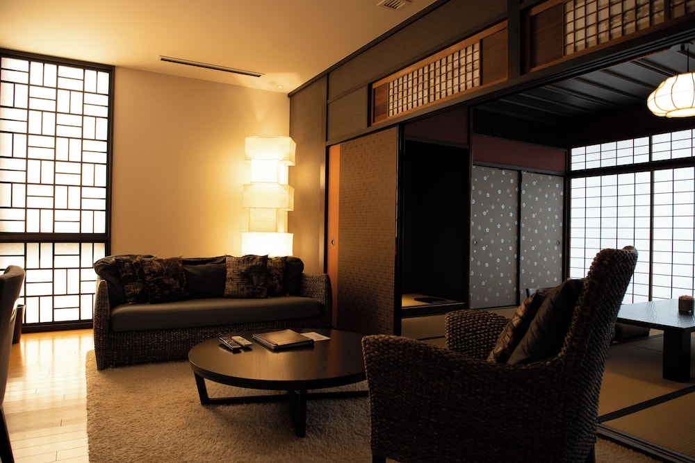 Kizashi The Suite 33/49