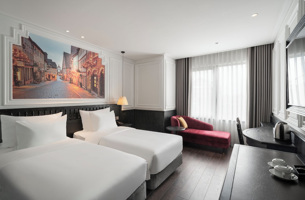 DELUXE, TWIN BEDS, CITY VIEW