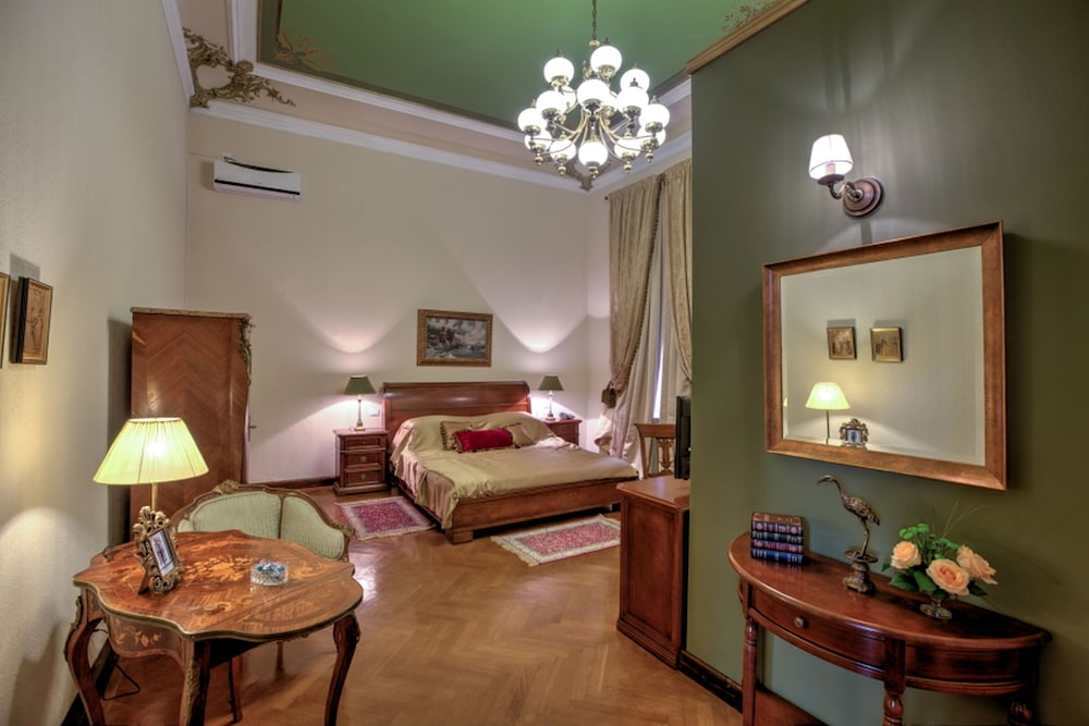 Grand Boutique Hotel 65/77