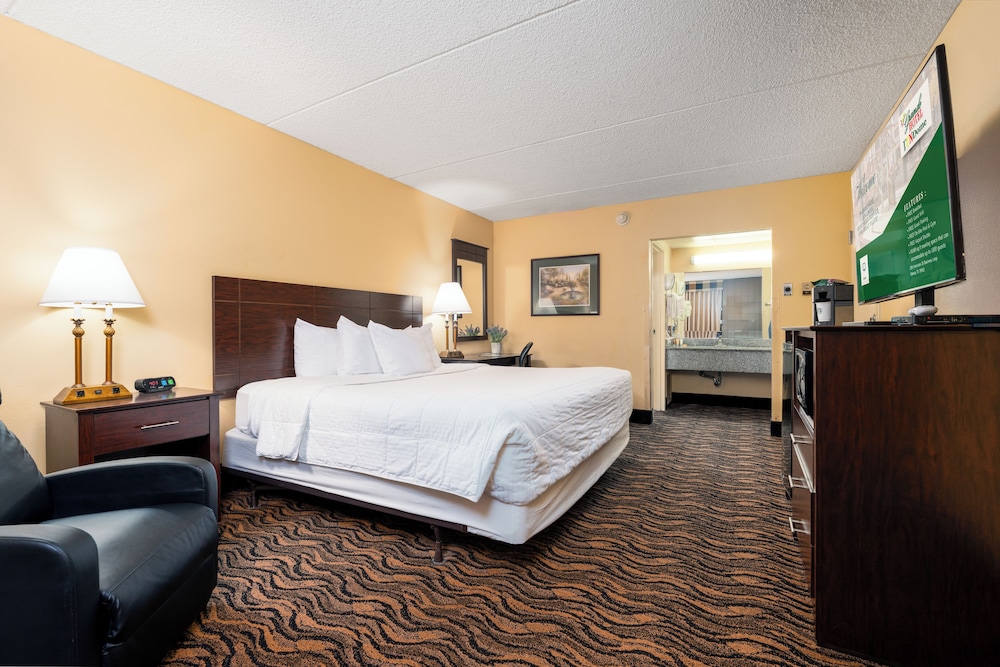 EXTERIOR, KING BED