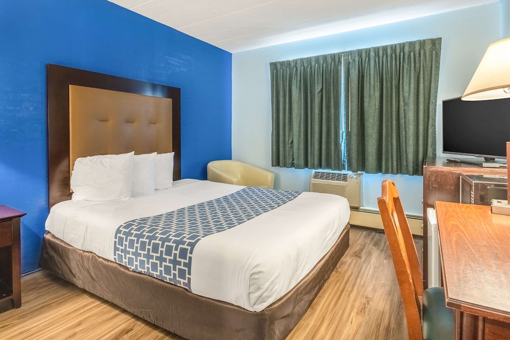 Econo Lodge Inn & Suites Windsor Locks Bradley Airport 18/25
