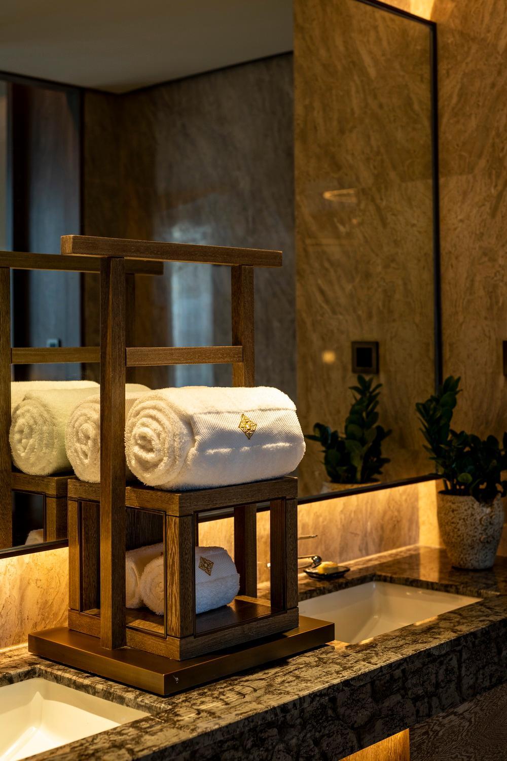 Jinling Hotel 25/65