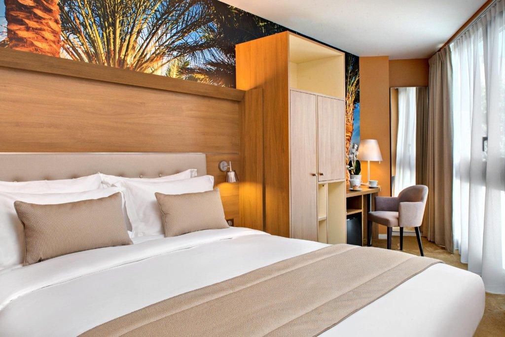 Tiny, Double Bed