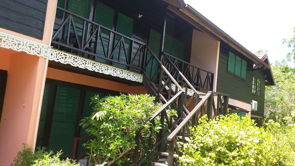 Firefly Beach Cottages and Suites 4/78