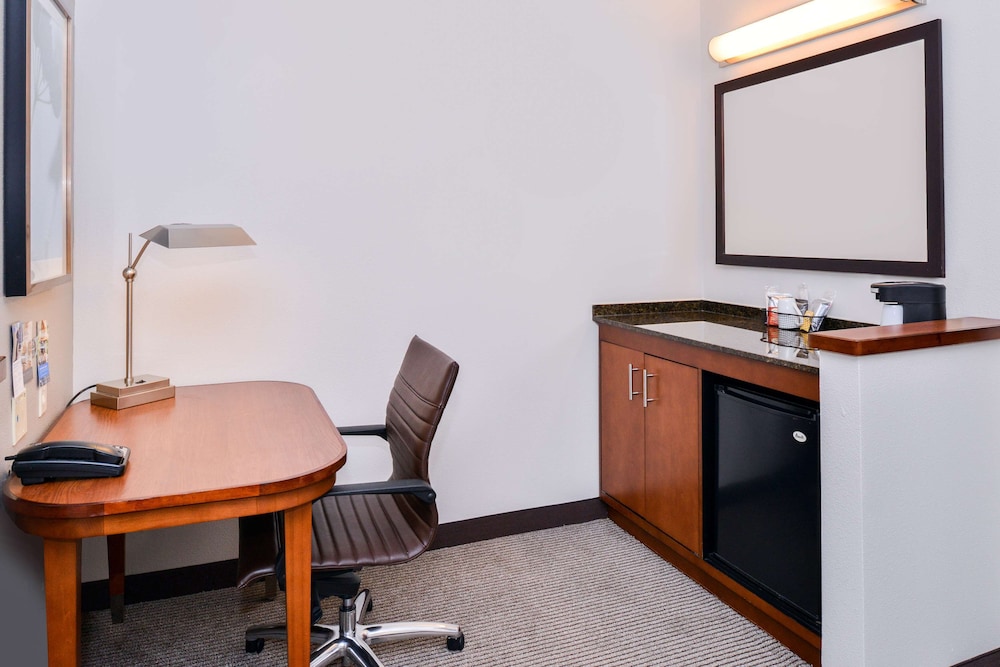 Hyatt Place Chesapeake/Greenbrier 59/63