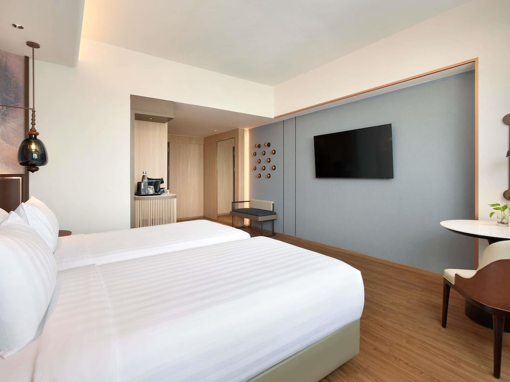 PRIVILEGE, TWIN BEDS