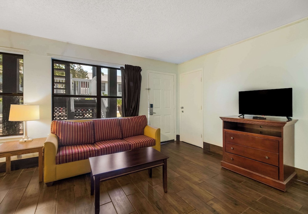 Econo Lodge Inn & Suites Fulton Rockport 15/41