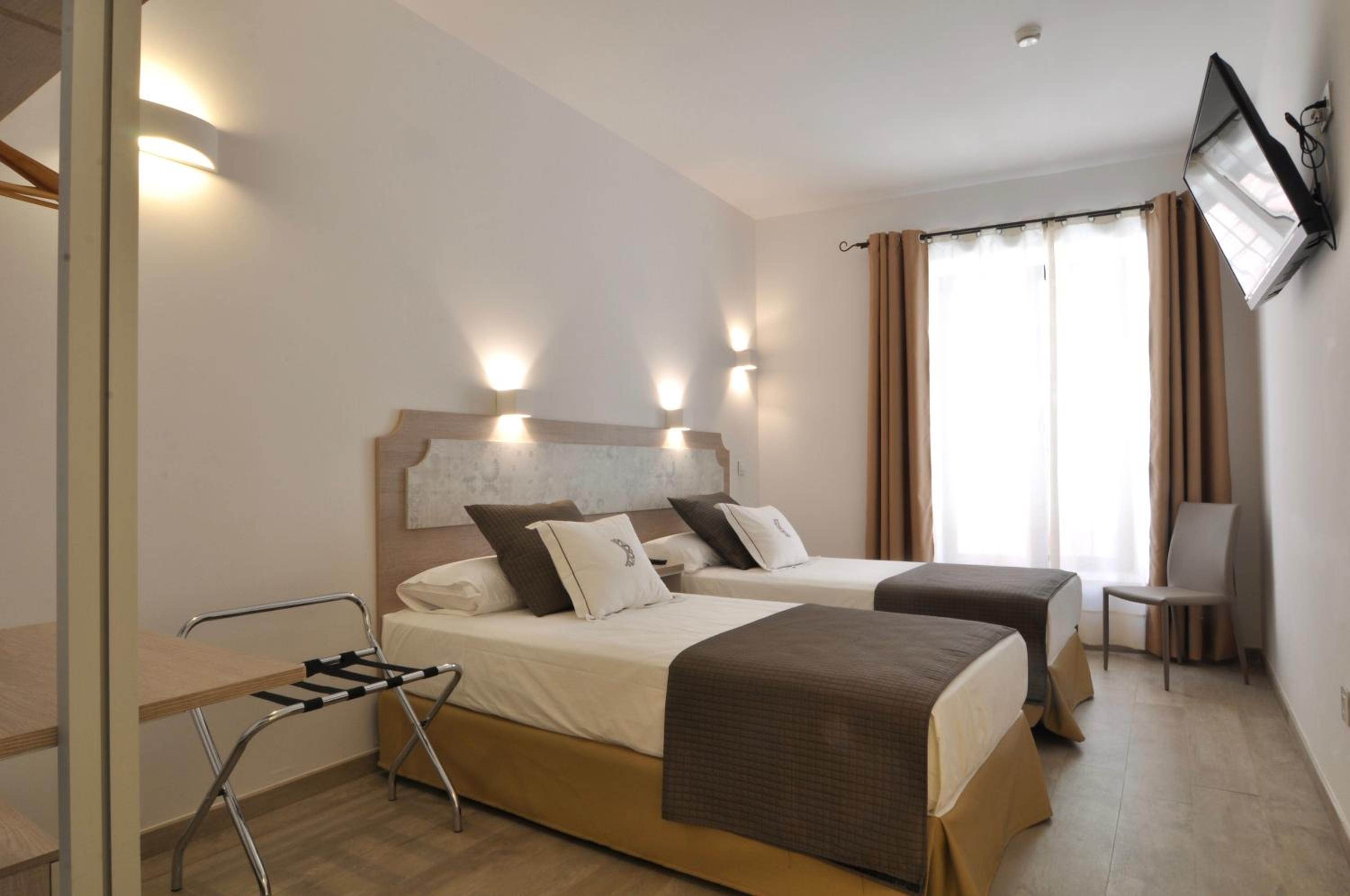 ROOM, DOUBLE BED