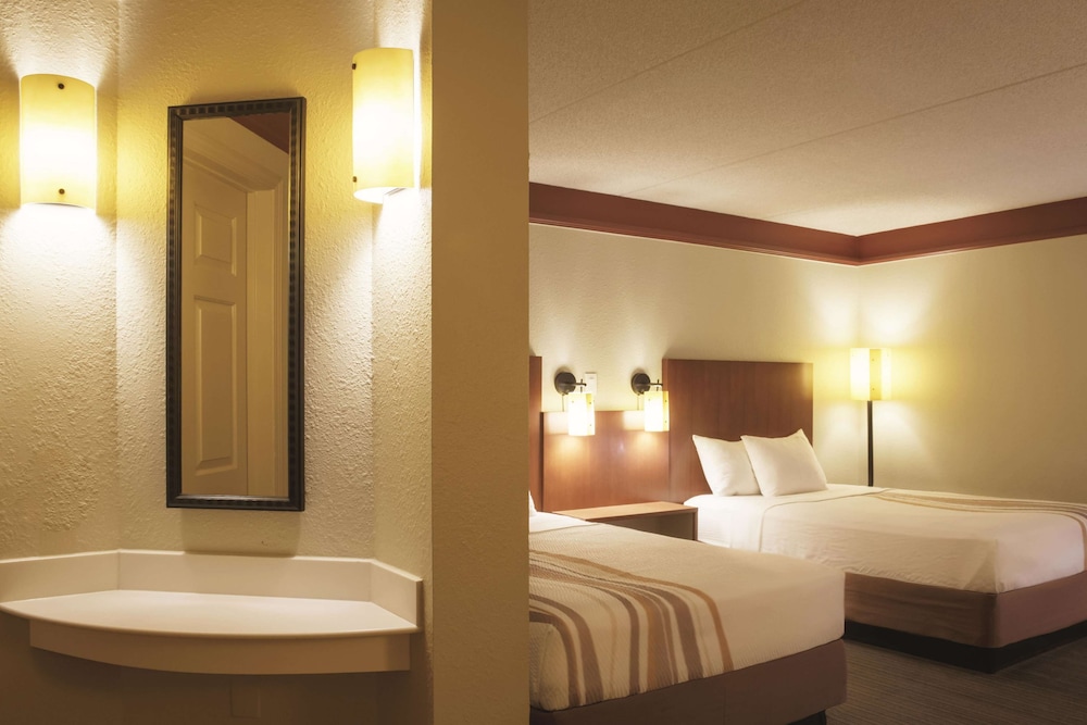 La Quinta Inn & Suites by Wyndham Atlanta Ballpark/Galleria 64/64