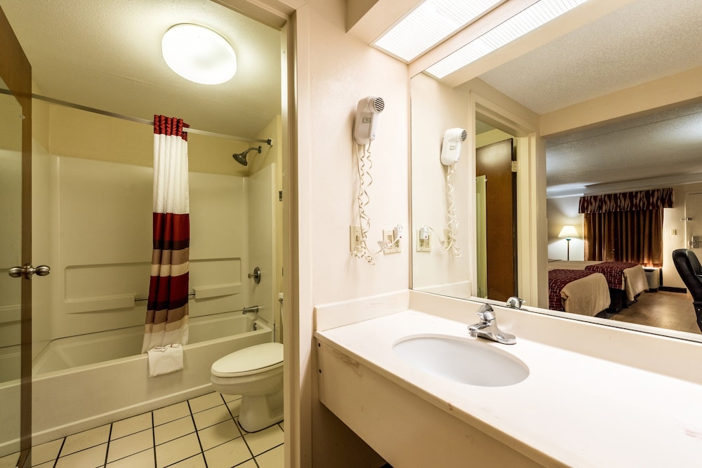 Red Roof Inn & Suites Clinton 28/41