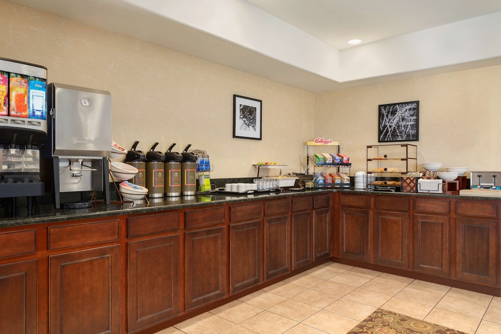 Country Inn Suites By Radisson Bloomington Normal Airport Il 22/29