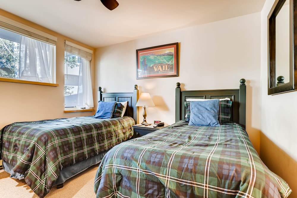 2 BEDROOMS, CONDO, PREMIER