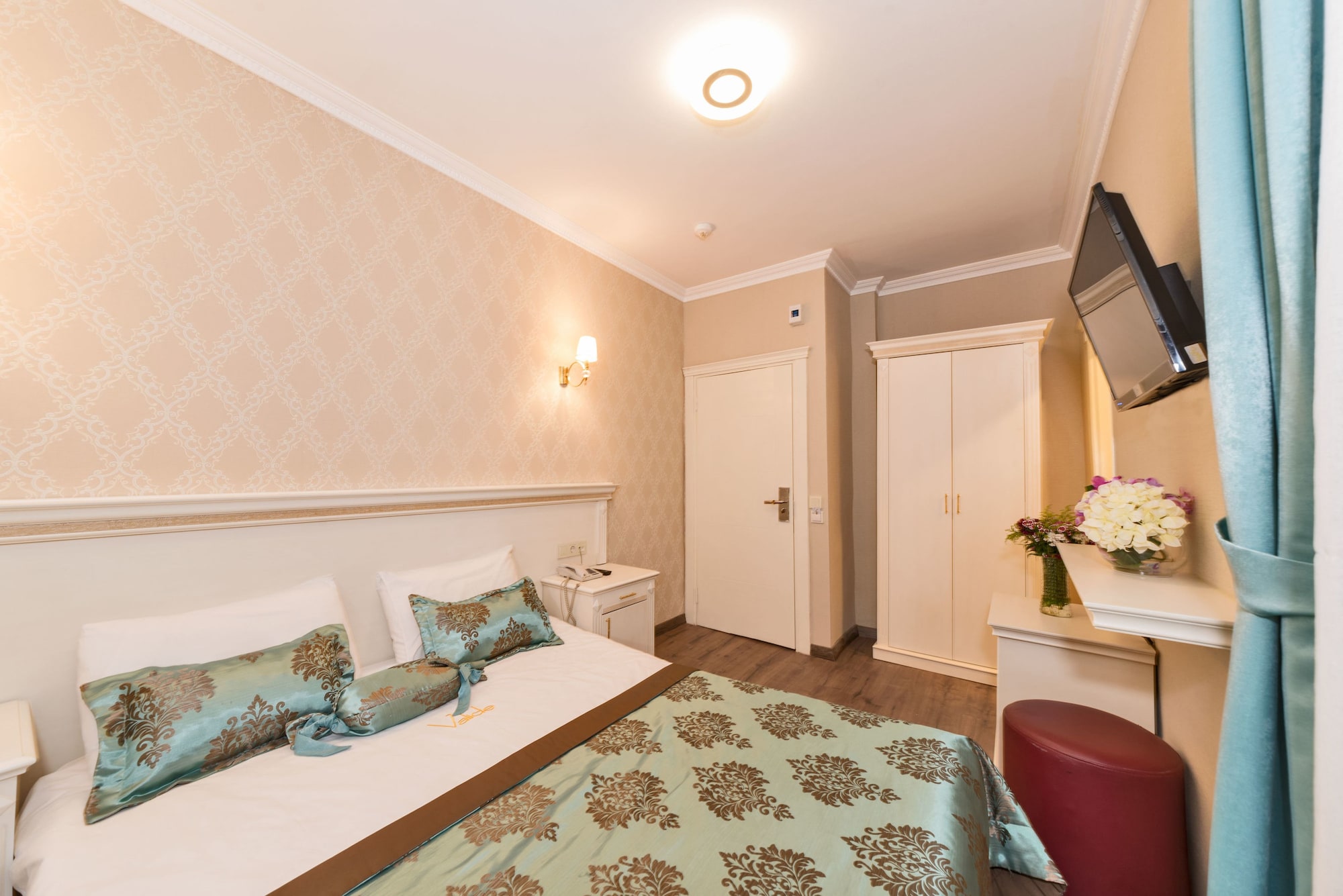 ECONOMY, DOUBLE OR TWIN BED