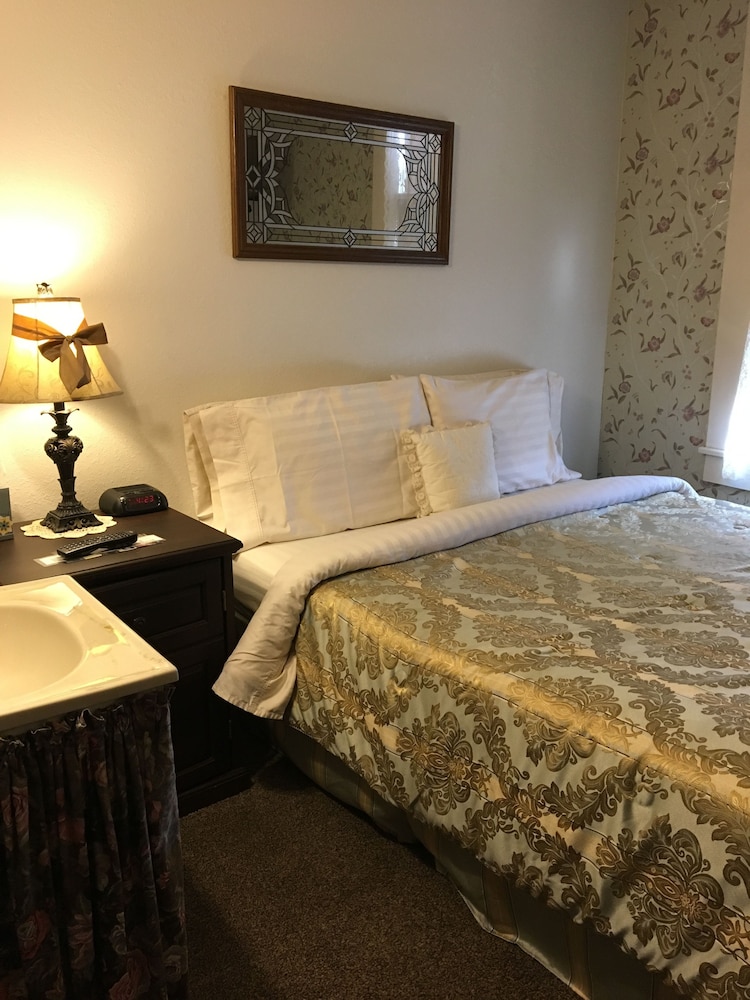 The Courtland Hotel and Day Spa 12/76