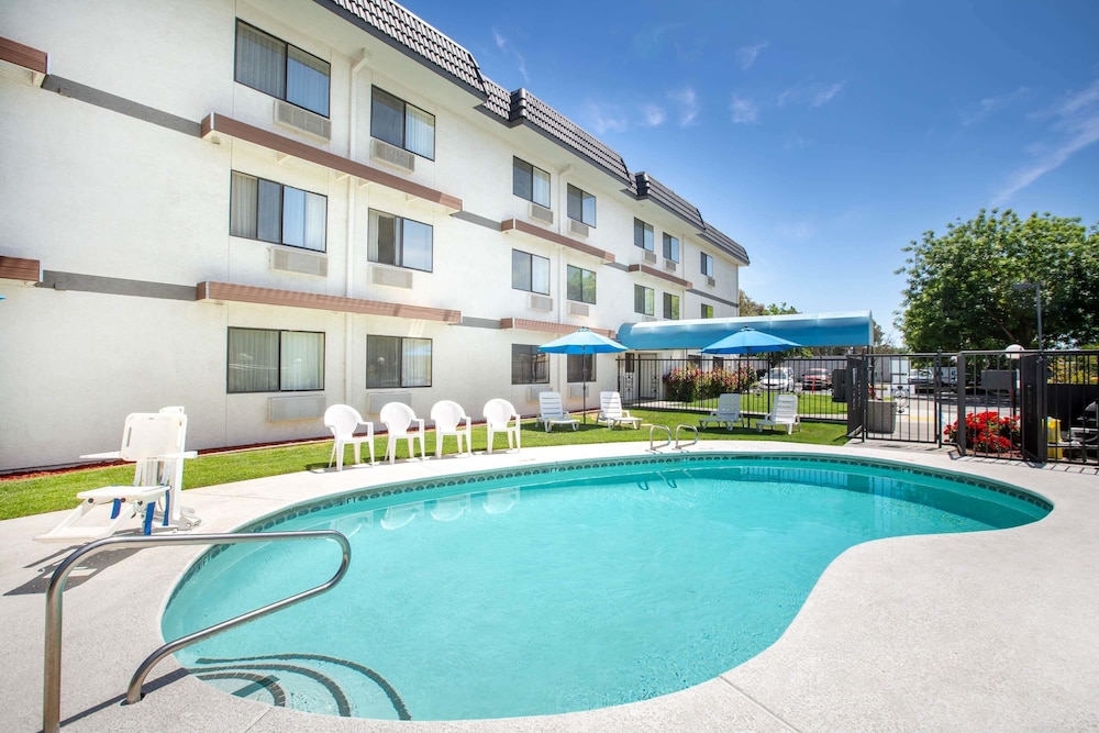 Days Inn by Wyndham Woodland 6/54