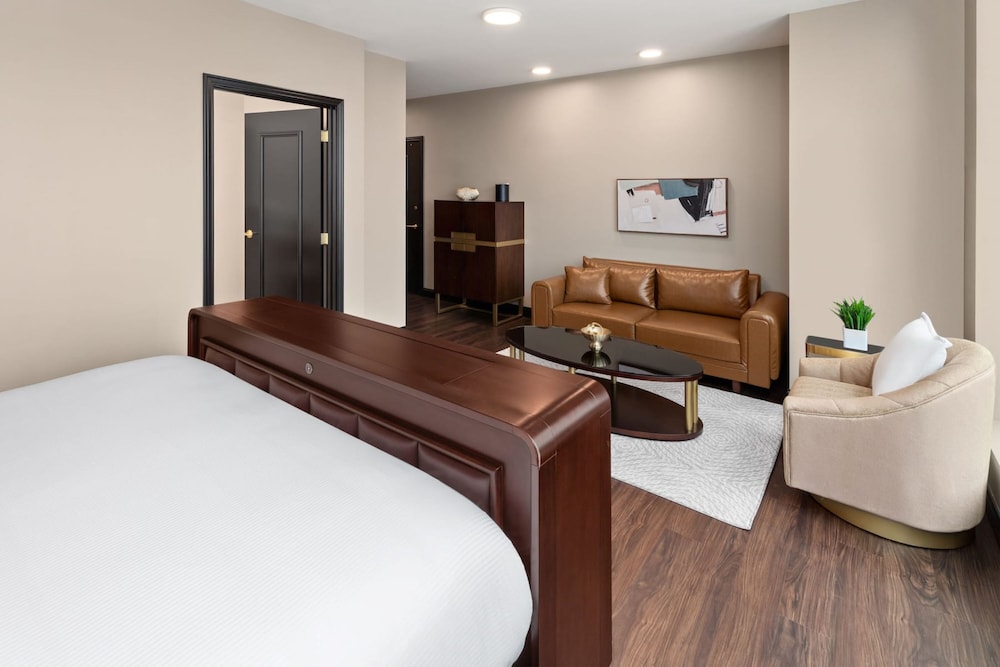 SIGNATURE, SUITE, QUEEN BED, ACCESSIBLE