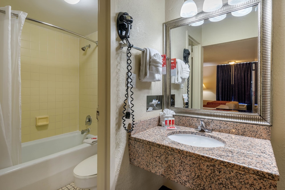 Suburban Studios International Drive 22/48