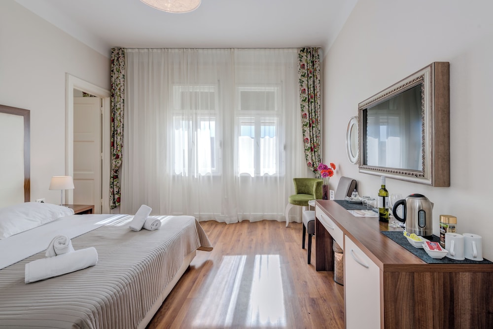 Bastion Luxury Rooms 6/25
