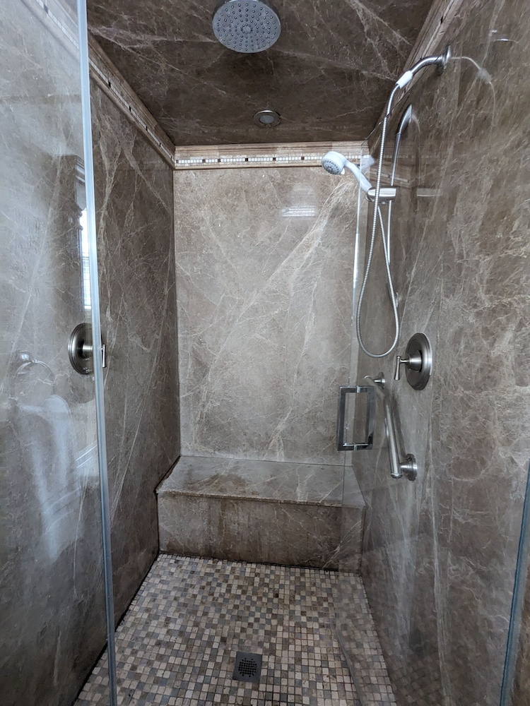 غرفة بسرير كوين بشرفة، Los Gatos Garden Inn Hotel 3/3