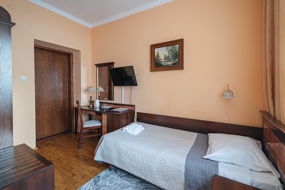 ROOM, SINGLE