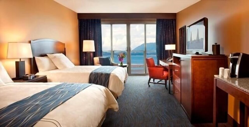 room, 2 queen beds, bay view
