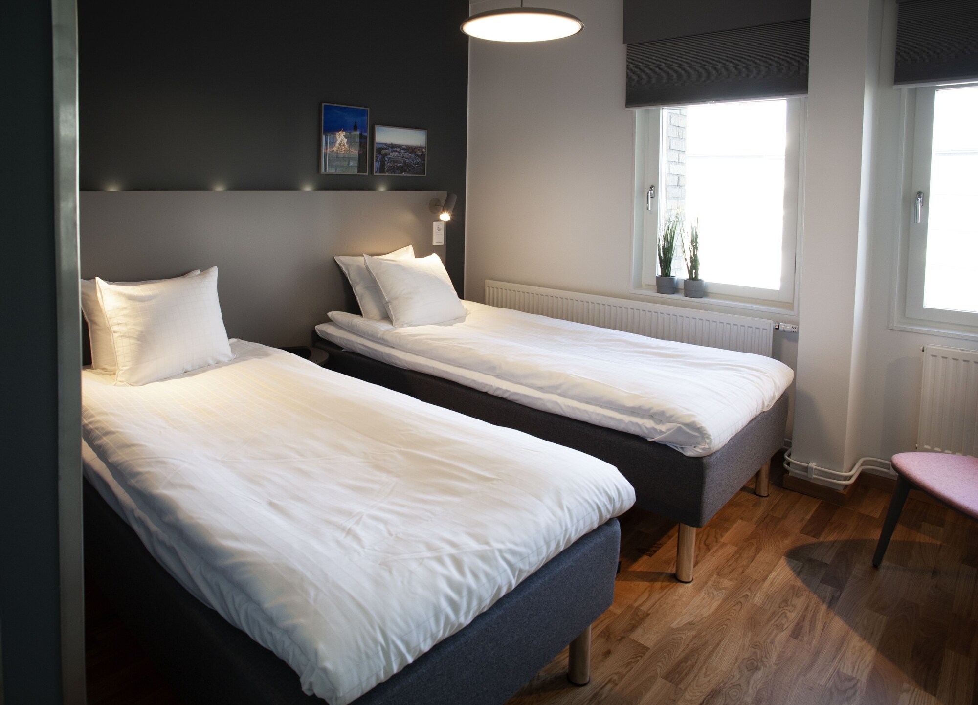 STUDIO, TWIN BEDS, KITCHENETTE