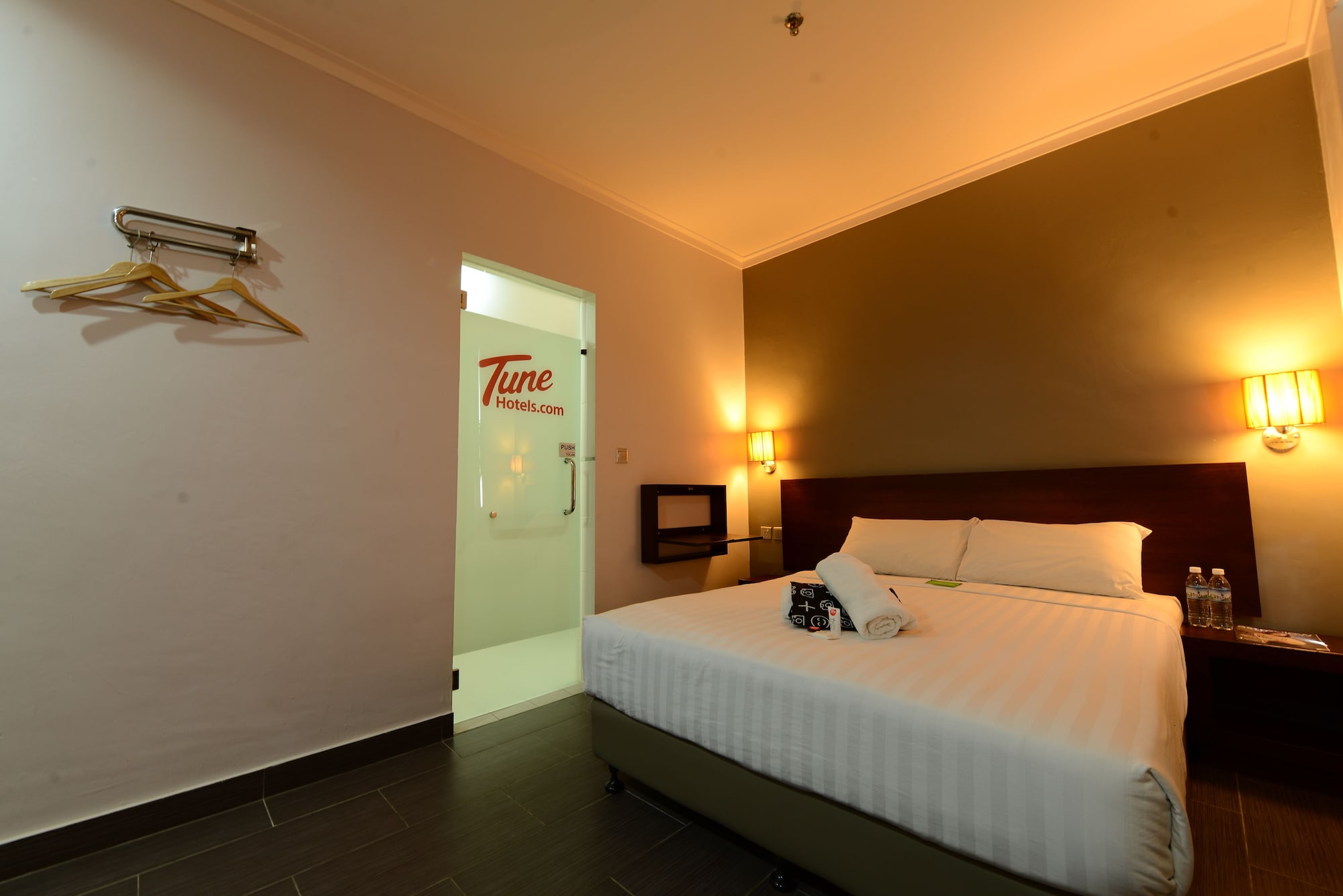 Room, Queen Bed, No Window 3/6