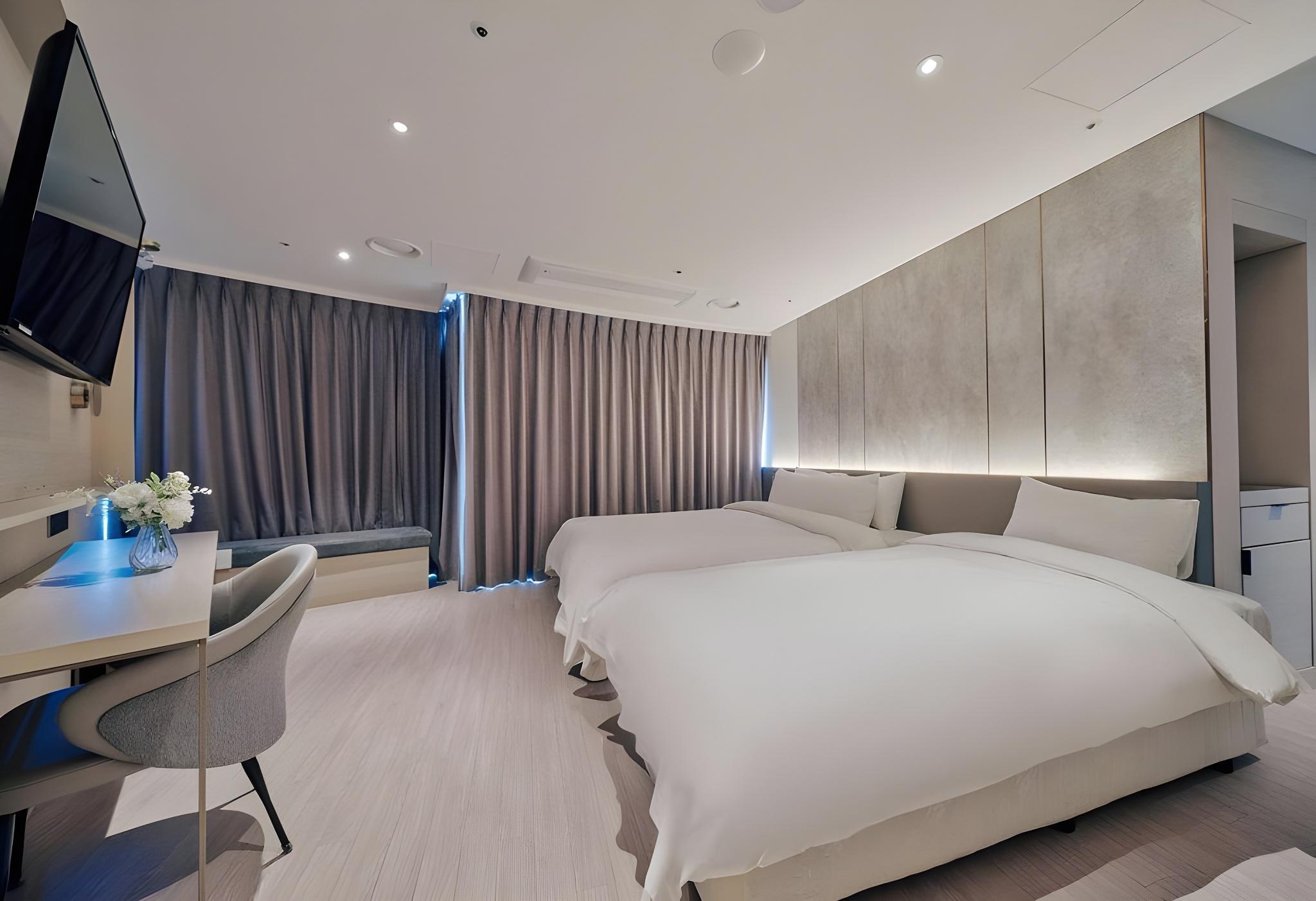 Ocean, City, Twin Beds, Partial Sea View
