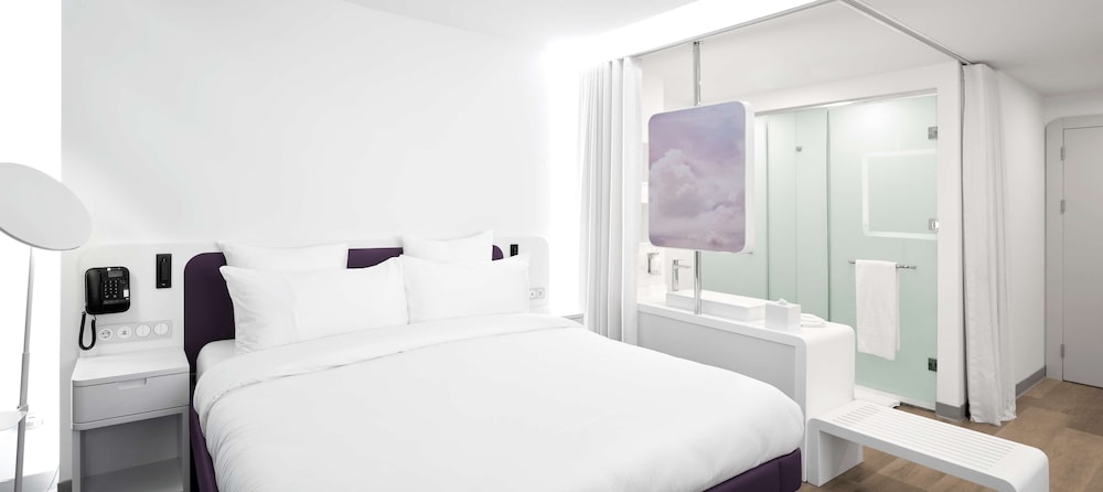 FIRST CLASS, KING BED, BUNK BED