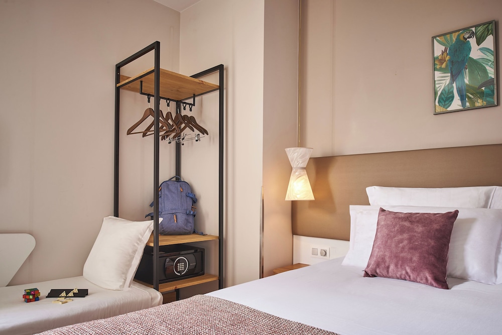 Hotel Magenta 38 by Happyculture 43/71