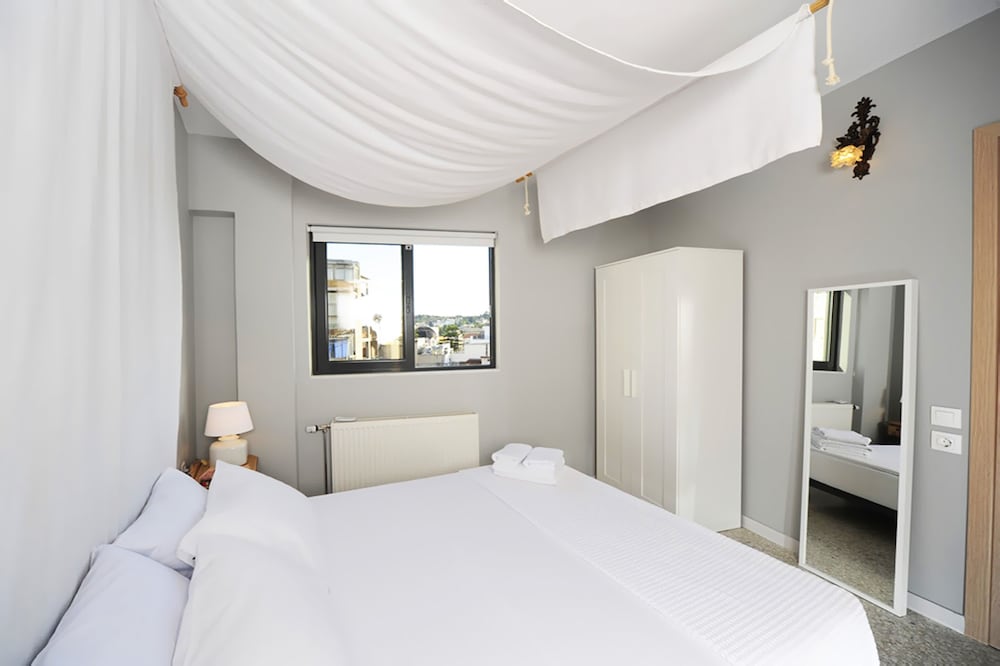 Panoramic, World, Penthouse, Queen Bed, Sofa