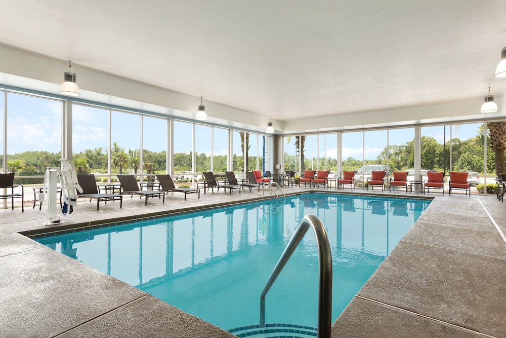 Holiday Inn Express Hotel and Suites Florence I-95 at Hwy 327 37/51