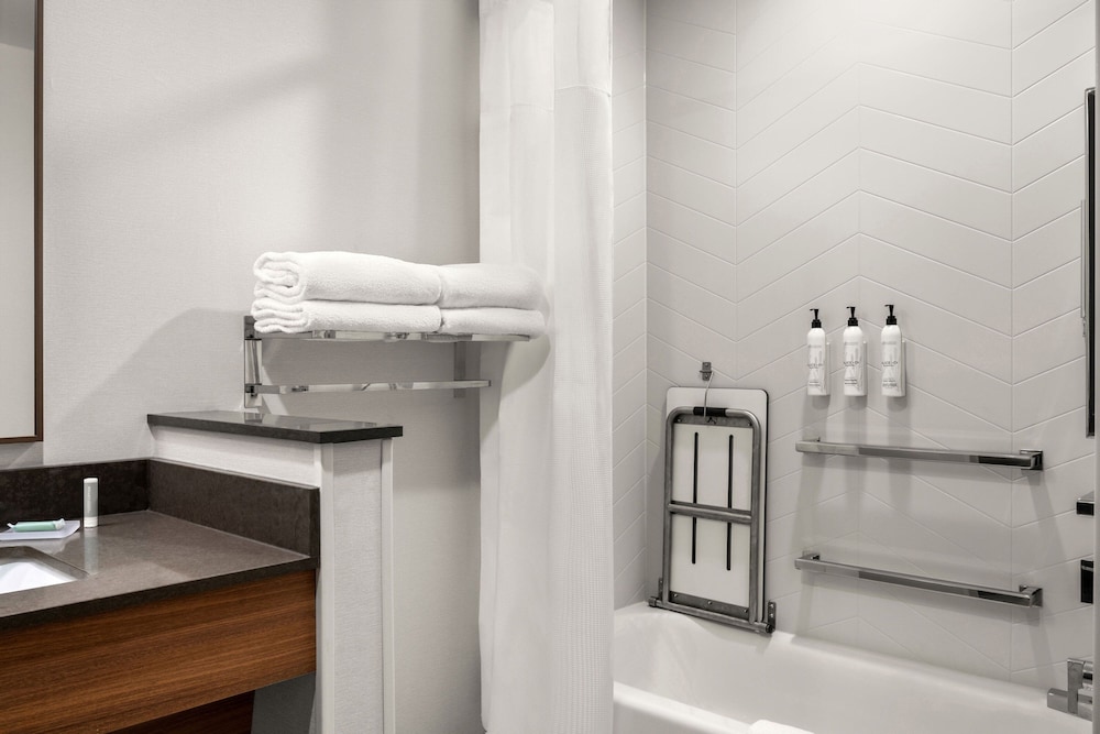 Fairfield Inn & Suites Baraboo 30/32