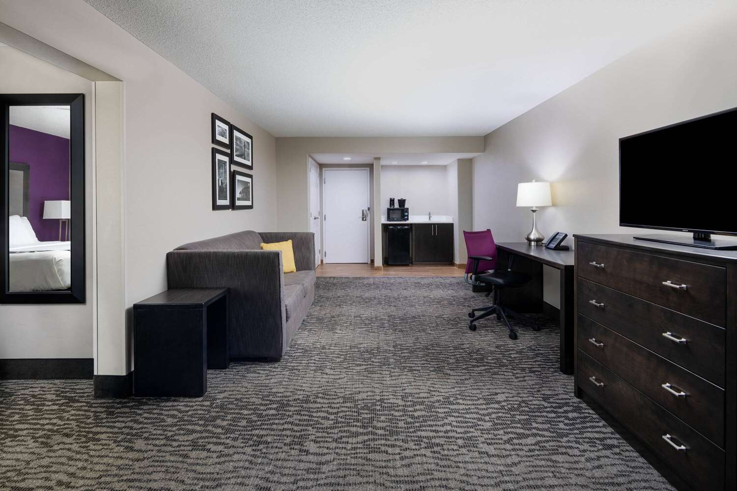La Quinta Inn and Suites by Wyndham Kennesaw 42/46