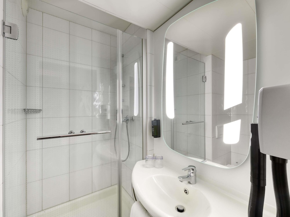 Ibis Zurich City West 70/72