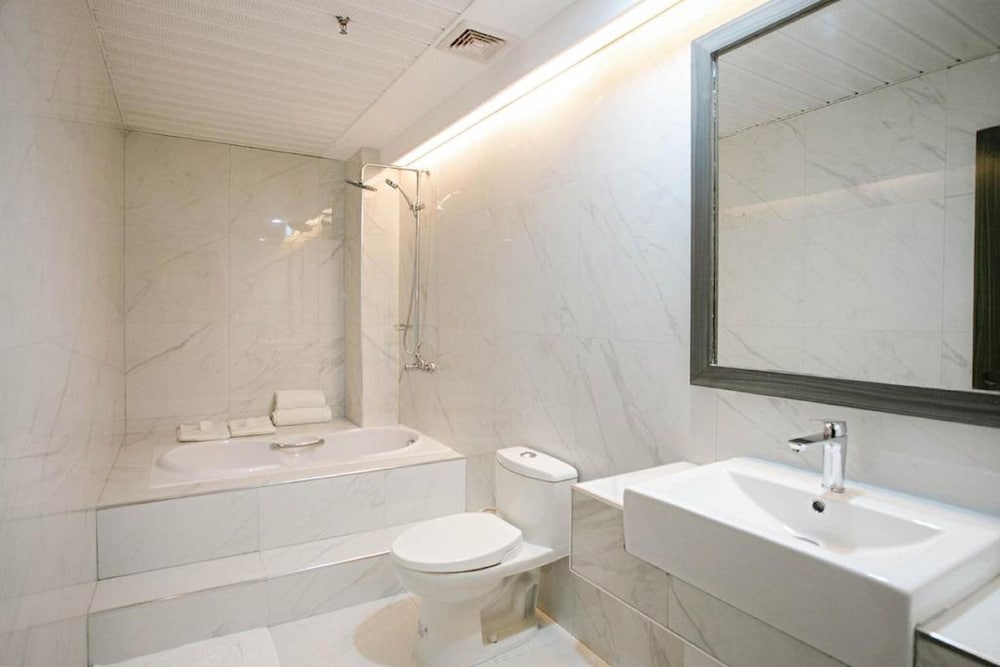 Diamond Suites and Residences 36/38