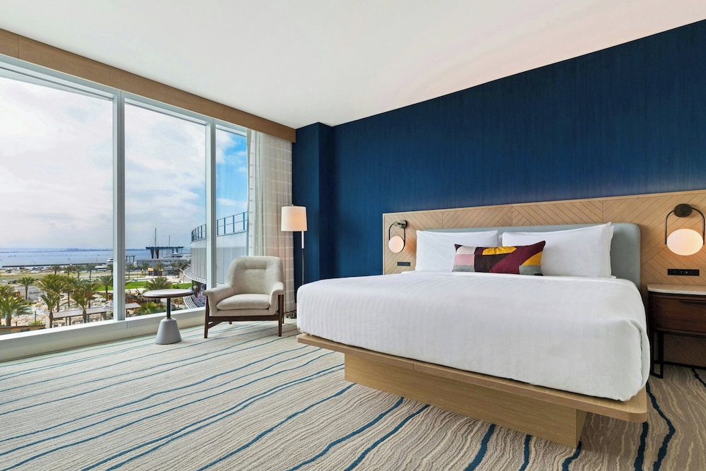 1 Bedroom, Executive, Suite, King Bed, Bay View, Sofa