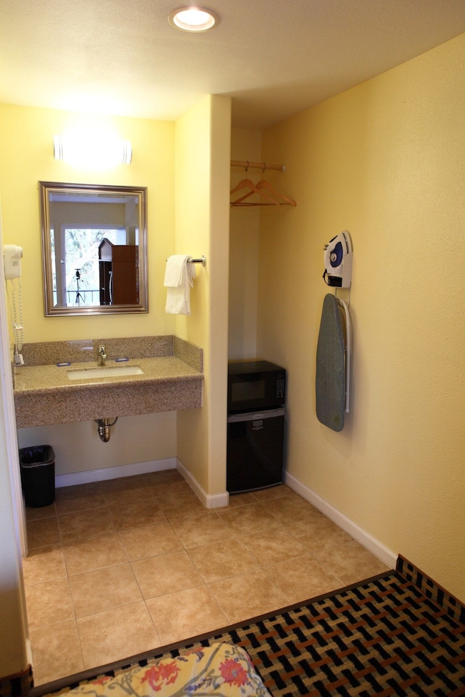 Bay Breeze Inn 40/56