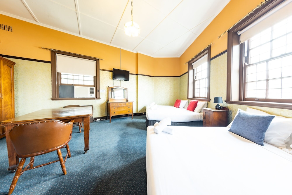 Strathfield Hotel 24/32