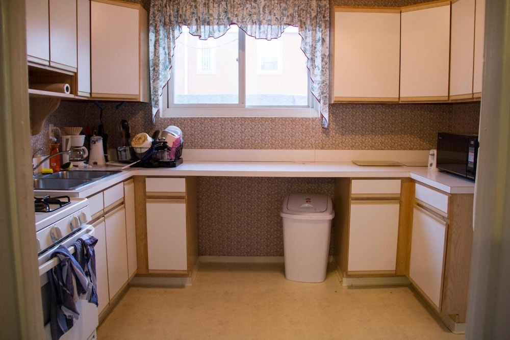 Hamtramck Hostel 32/33