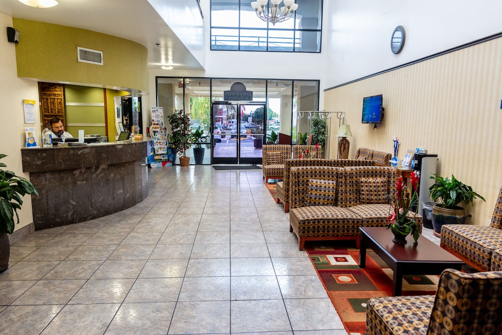 Days Inn & Suites By Wyndham Artesia 8/37