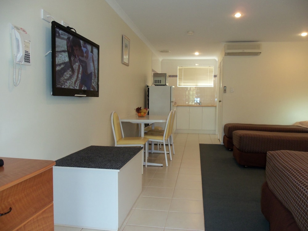 Emu Point Motel 42/70