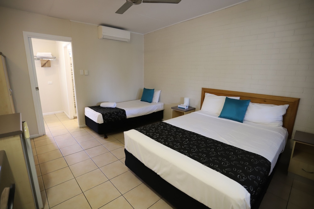 TROPIC COAST MOTEL 21/74