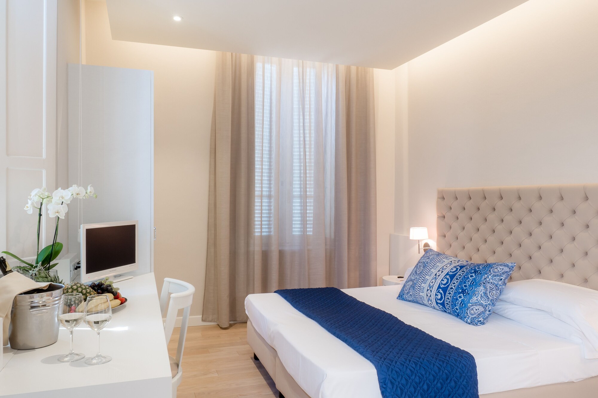DELUXE, DOUBLE BED, POOL VIEW