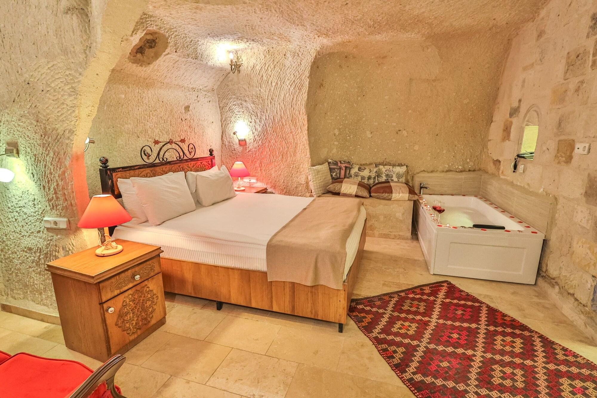 Cave, Deluxe, Hot Tub