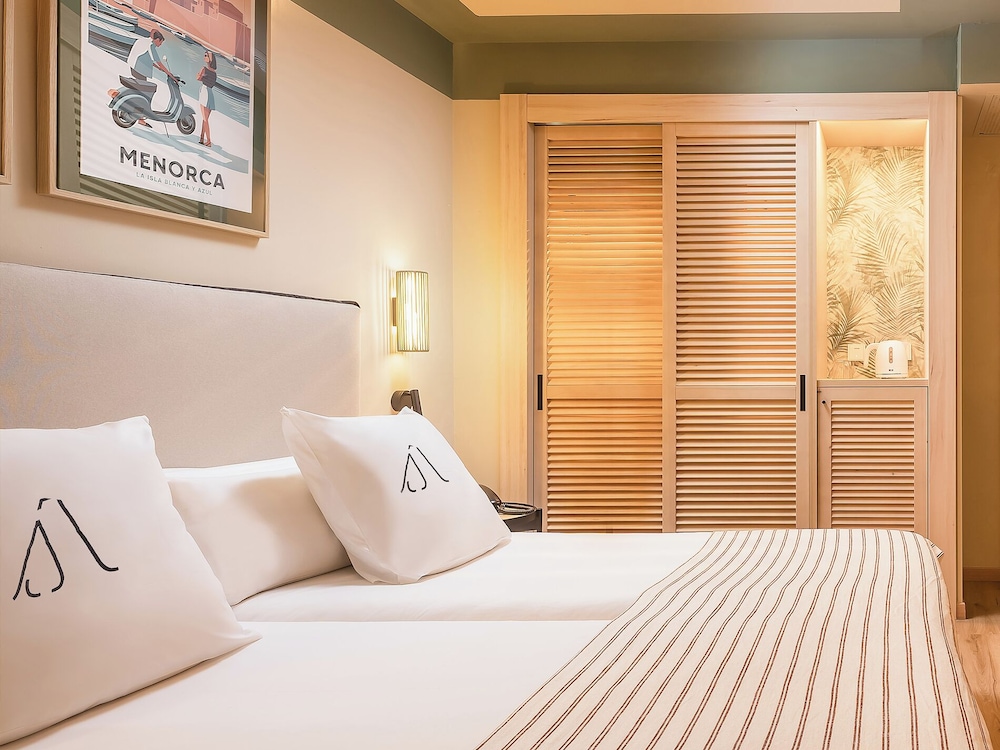 Standard, Single, Queen Bed, City View, Balcony, Hotel Artiem Capri 6/10