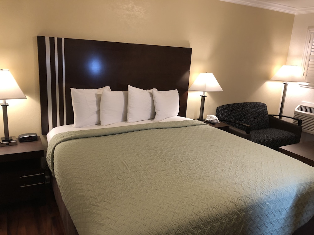 Lombard Plaza Motel 22/64